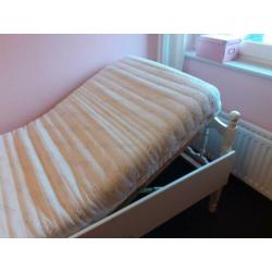 Wit bed, verende lattenbodem verstelb en schuimrubbermatras