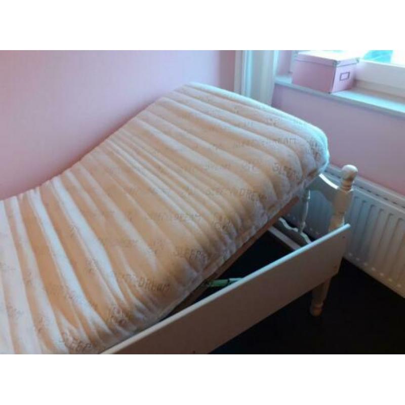 Wit bed, verende lattenbodem verstelb en schuimrubbermatras
