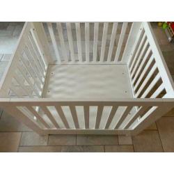 Leuke witte baby box.
