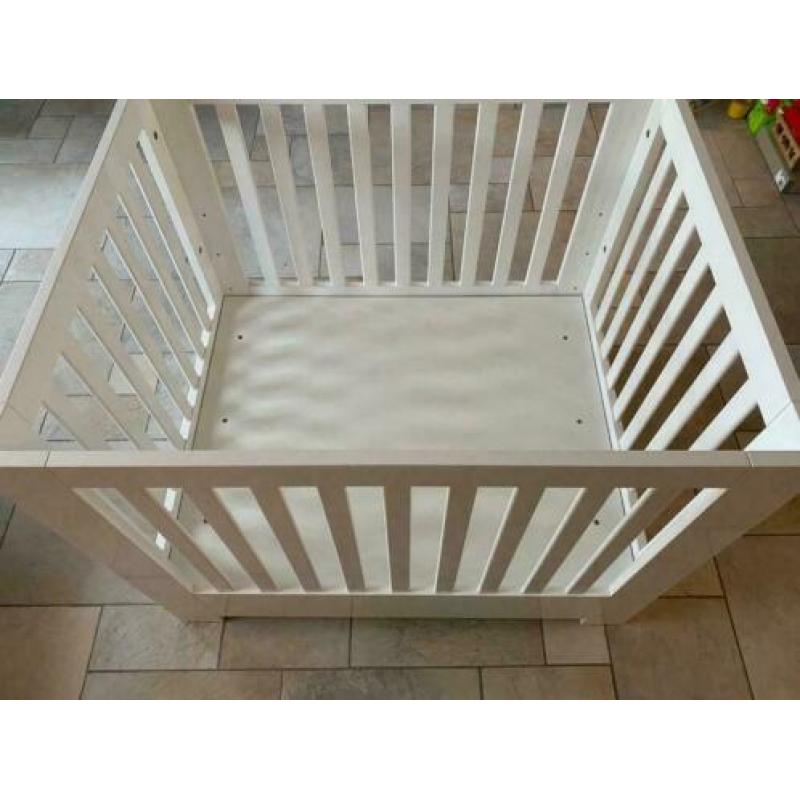 Leuke witte baby box.