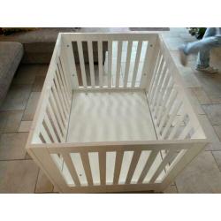 Leuke witte baby box.