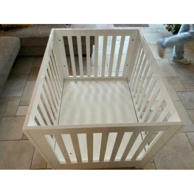 Leuke witte baby box.