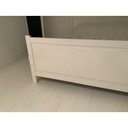 Mooi (zeer net) roomwit tweepersoonsbed (200x180cm)