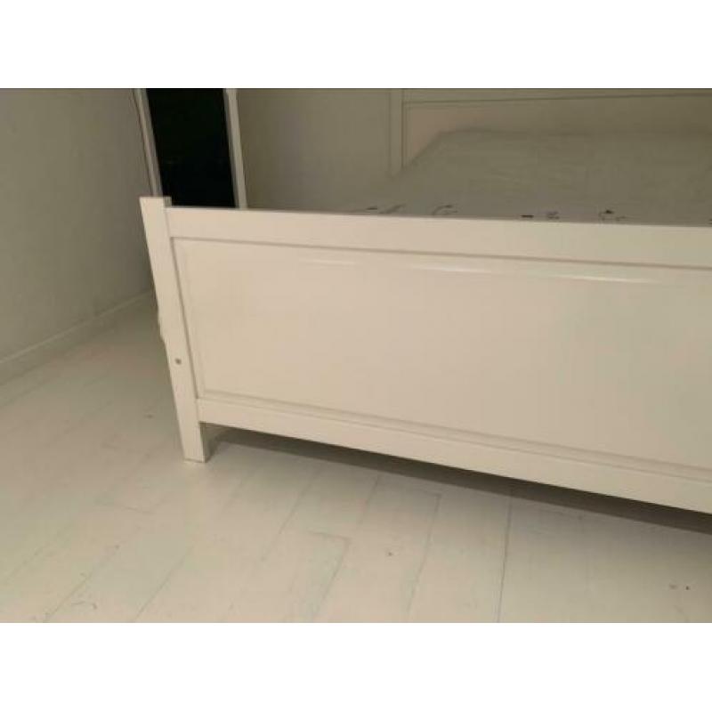 Mooi (zeer net) roomwit tweepersoonsbed (200x180cm)