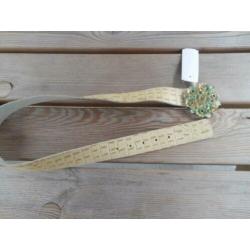 Beige leren riem met een grote gesp met strass stenen