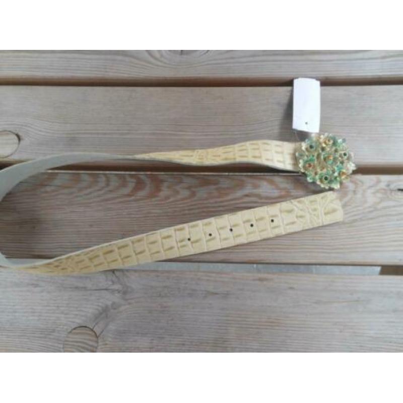 Beige leren riem met een grote gesp met strass stenen