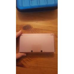 Roze Nintendo 3 ds met alle spullen die ervoor nodig zijn