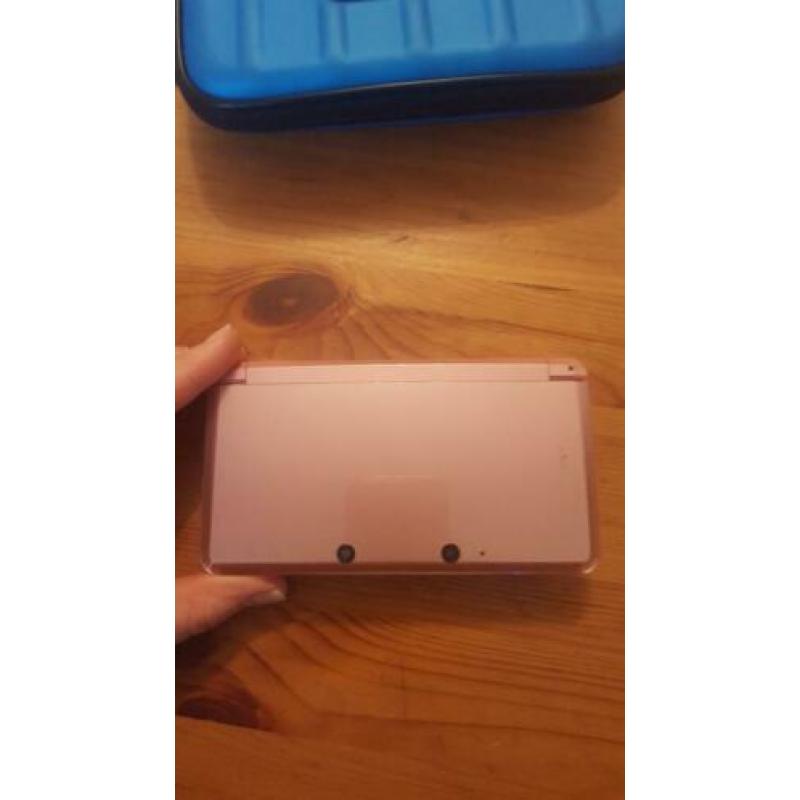 Roze Nintendo 3 ds met alle spullen die ervoor nodig zijn
