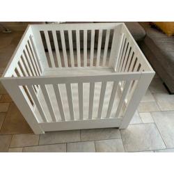 Leuke witte baby box.
