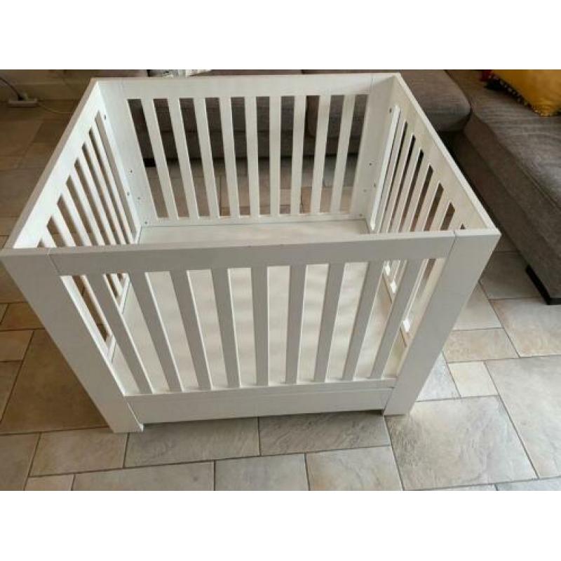 Leuke witte baby box.