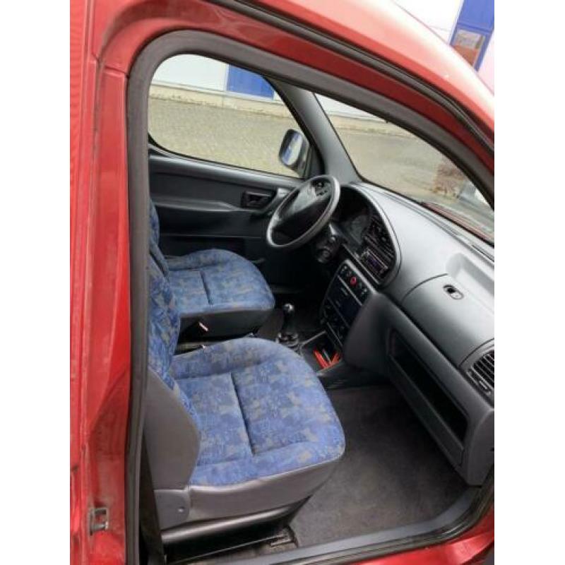 Peugeot Partner rijd perfect! lage km stand diesel