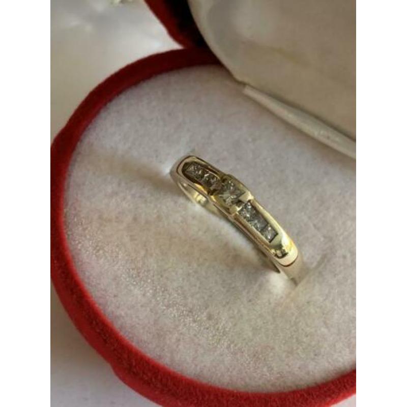 14 krt.geel gouden diamonde ring met 7 diamanten