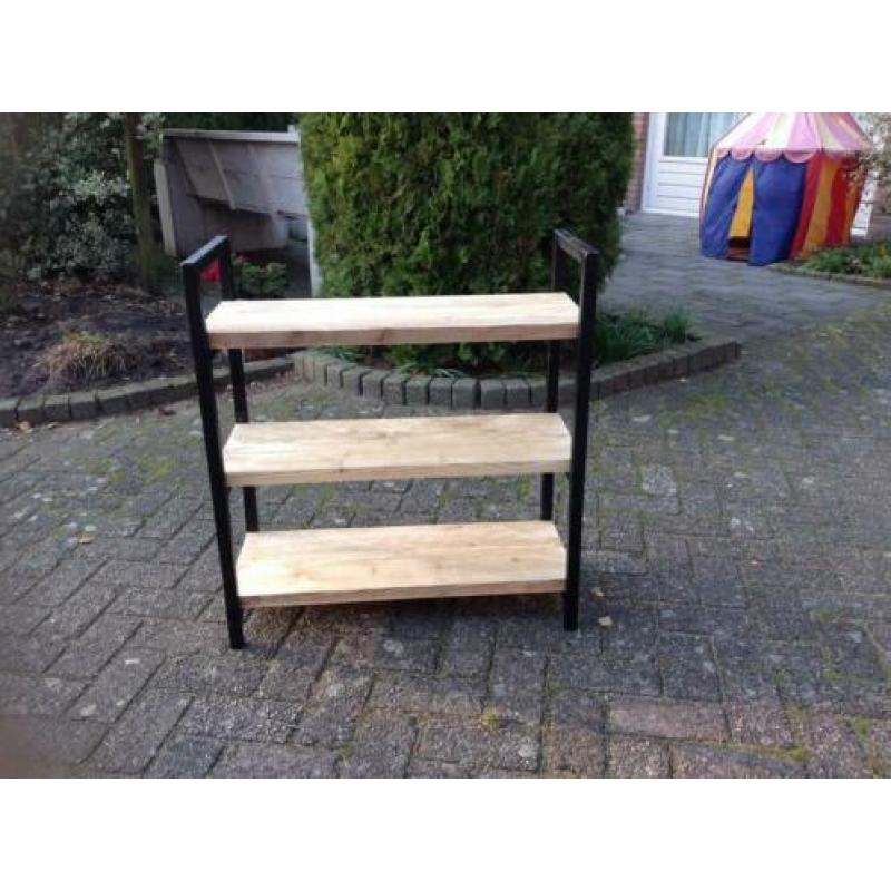 Industriële sidetable met gebruikt steigerhout