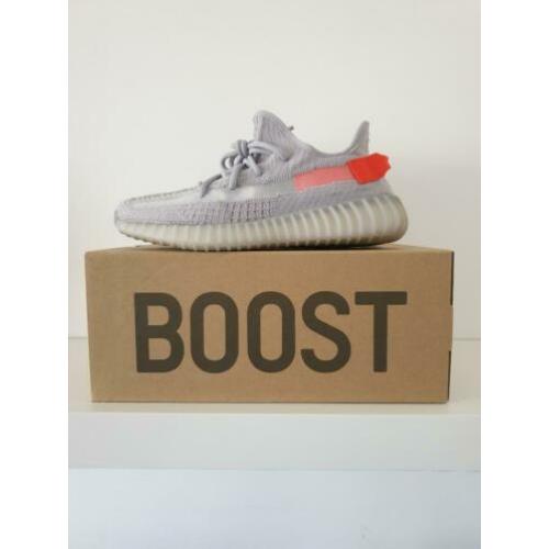 Yeezy Boost 350 V2 Tail Light Maat EU 44
