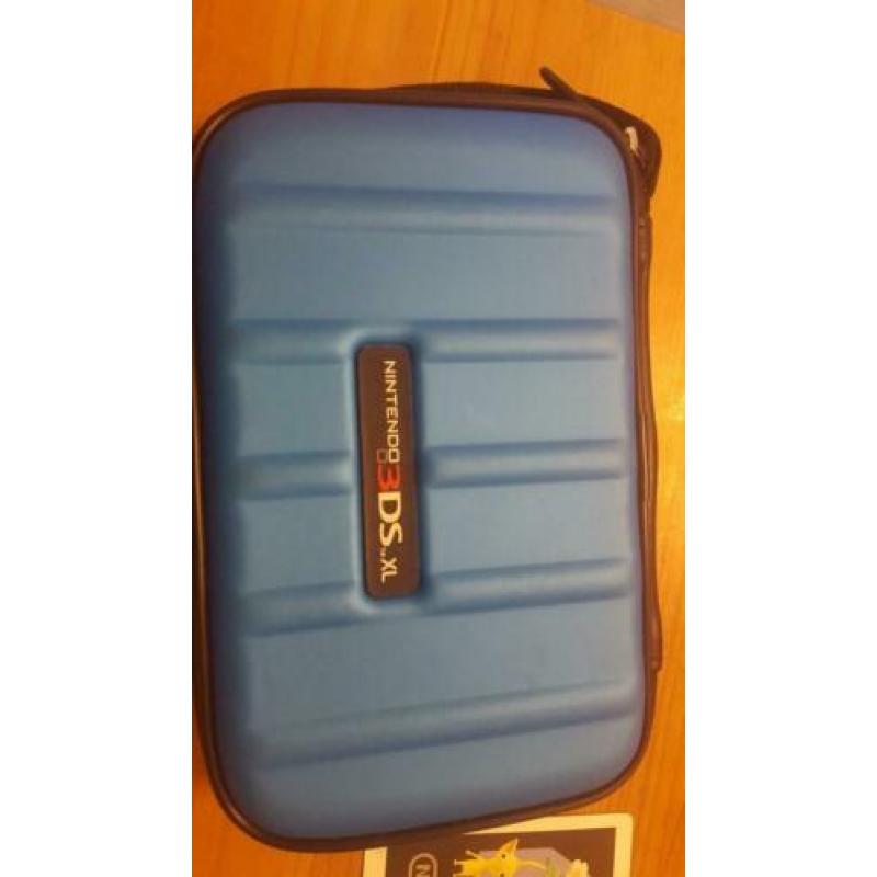 Roze Nintendo 3 ds met alle spullen die ervoor nodig zijn
