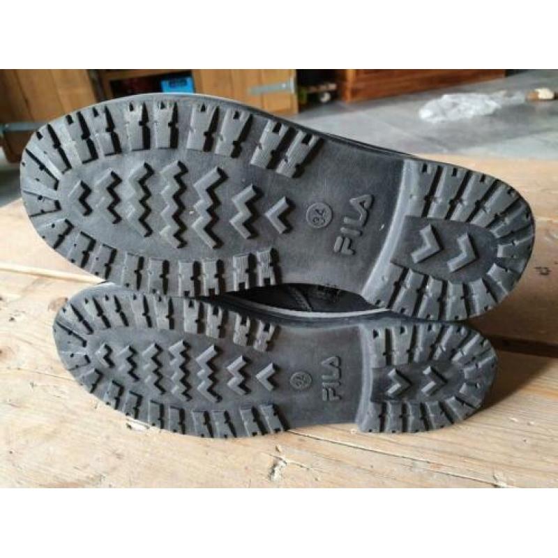 Zgan FILA warme gevoerde veterboot antraciet. Maat 34.