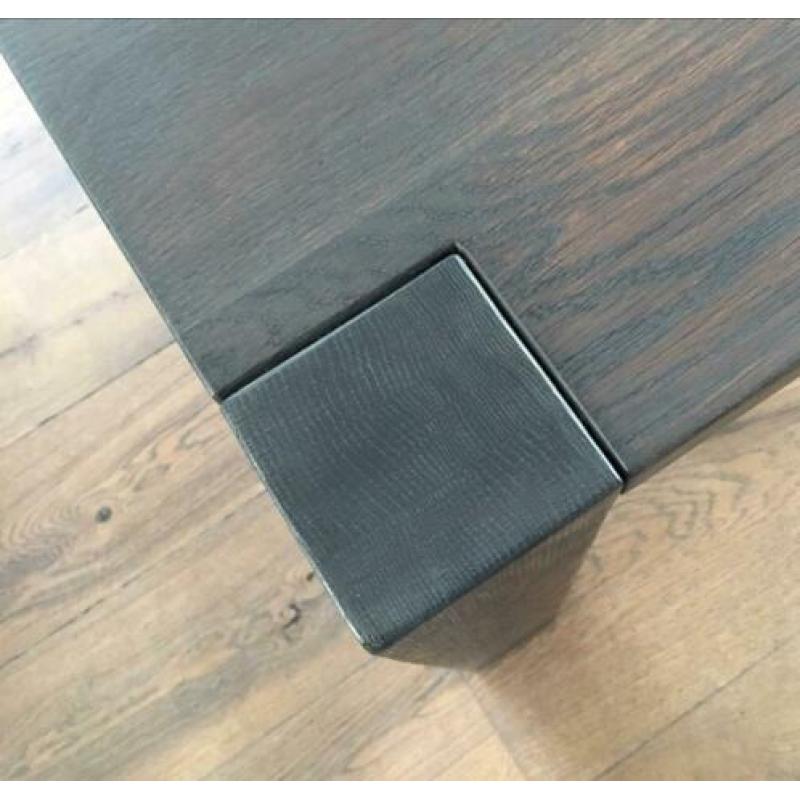 Tafel eventueel met lederen stoelen