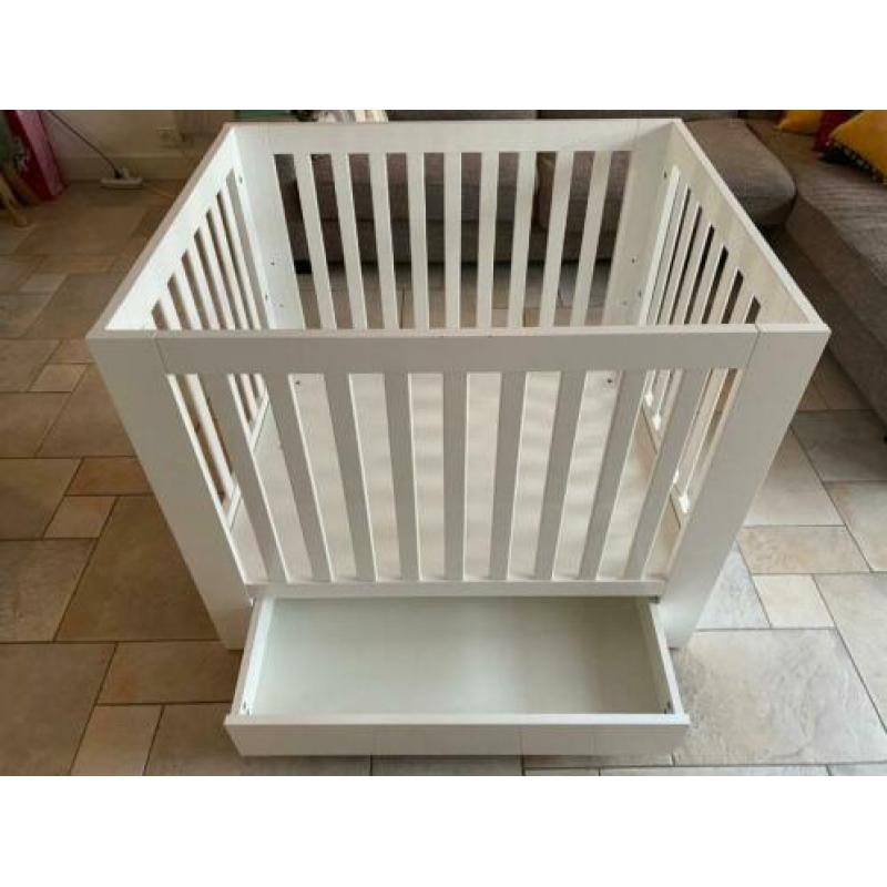 Leuke witte baby box.