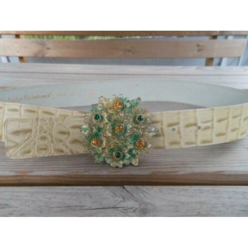 Beige leren riem met een grote gesp met strass stenen