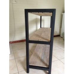 Industriële sidetable met gebruikt steigerhout