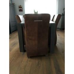 Tafel eventueel met lederen stoelen