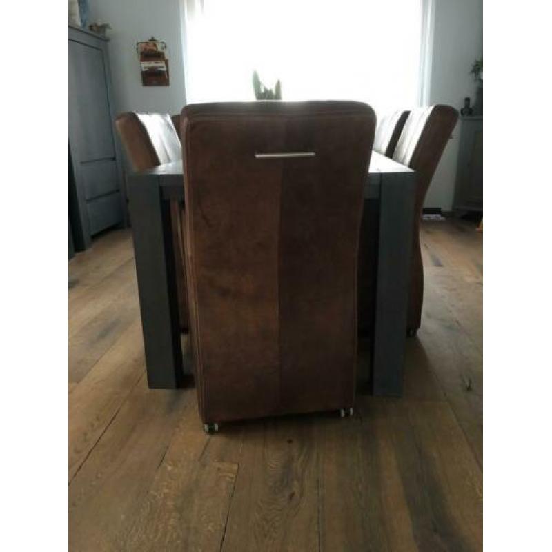 Tafel eventueel met lederen stoelen