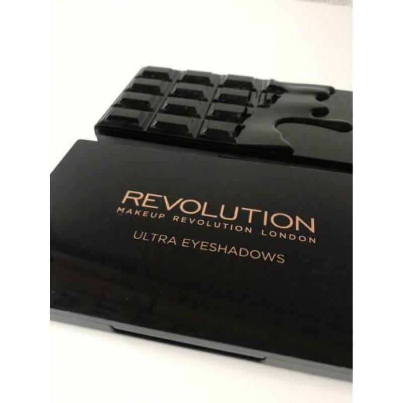 REVOLUTION oogschaduw
