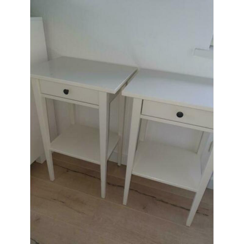 Set van twee nachtkastjes van Ikea Hemnes