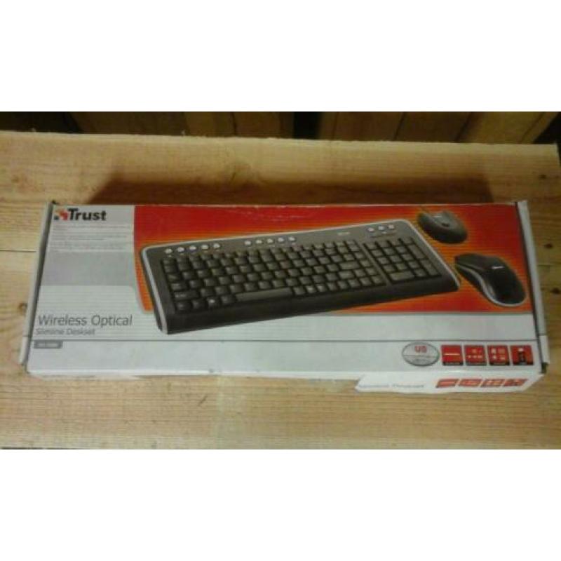 1 toetsenbord draadllos / laptop voeding / 2 x 3com swichts
