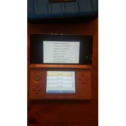 Roze Nintendo 3 ds met alle spullen die ervoor nodig zijn