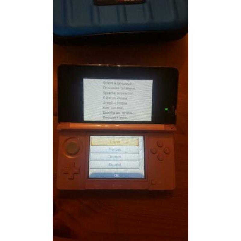 Roze Nintendo 3 ds met alle spullen die ervoor nodig zijn