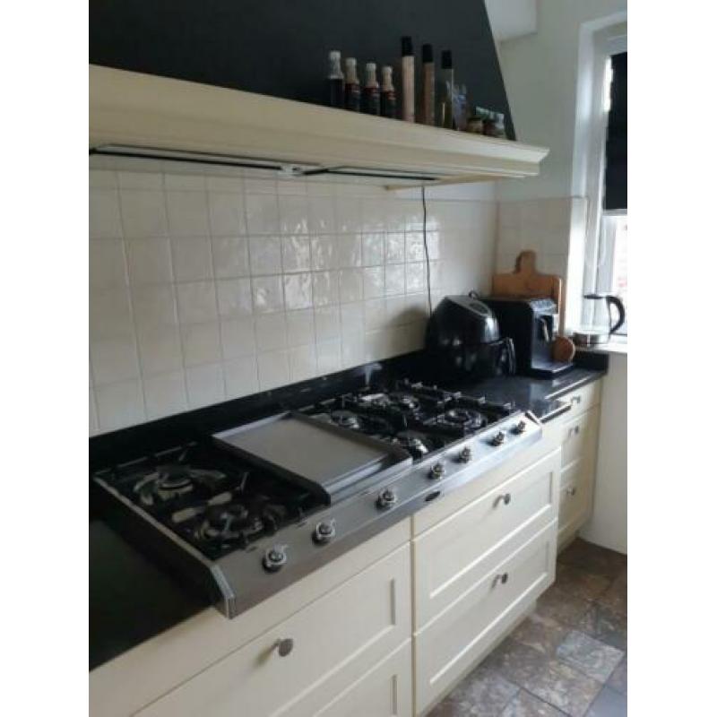 Landelijke keuken met groot gasfornuis