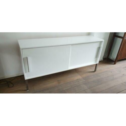Lage, witte kast met schuifdeuren en 1 plank