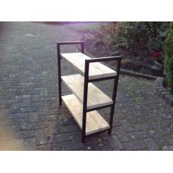 Industriële sidetable met gebruikt steigerhout