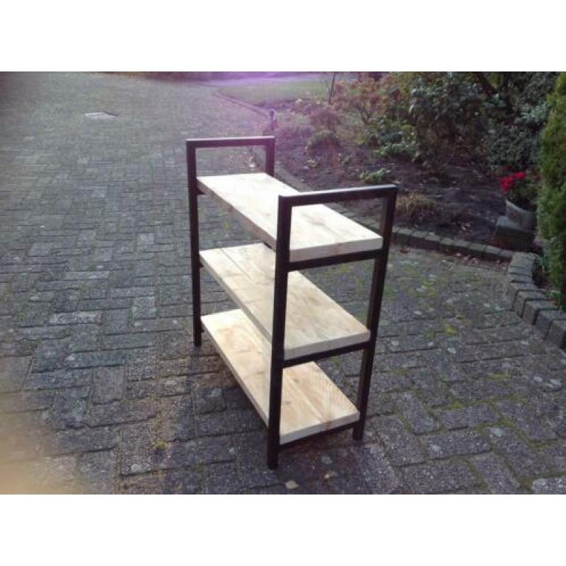 Industriële sidetable met gebruikt steigerhout