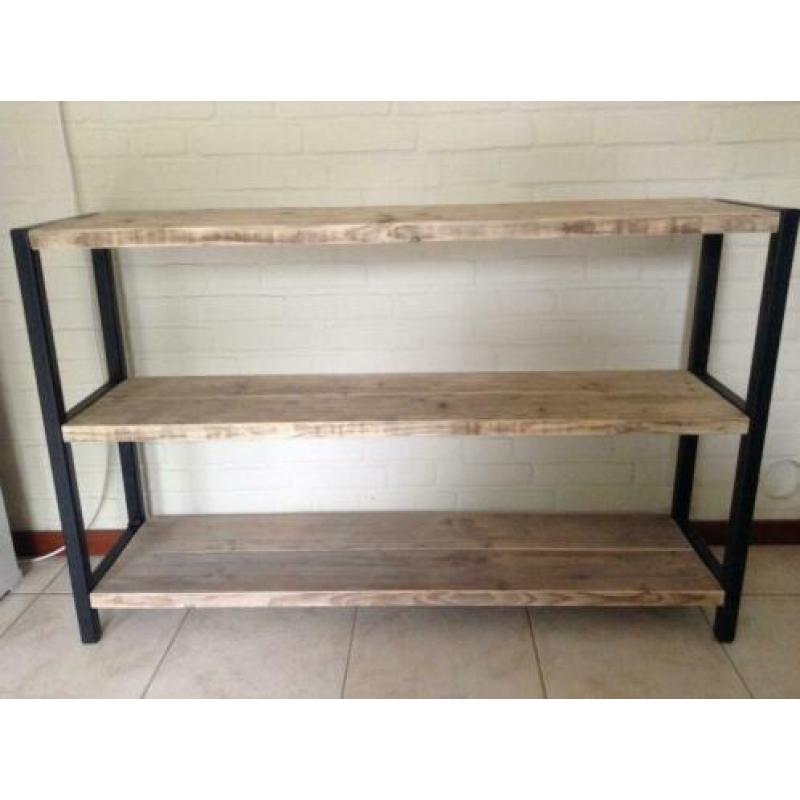 Industriële sidetable met gebruikt steigerhout
