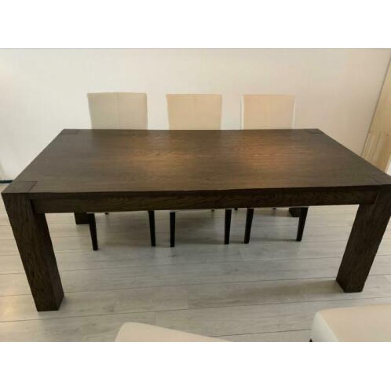 Bruine Eettafel 200x100cm met 6 GRATIS witte stoelen.