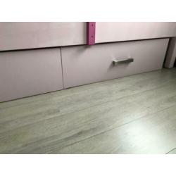 bed, eenpersoons, roze/wit met opbergladen