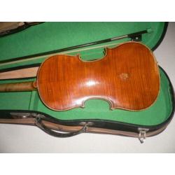 Mooie 4/4 Duitse Stradivarius-copy met kist en strijkstok.