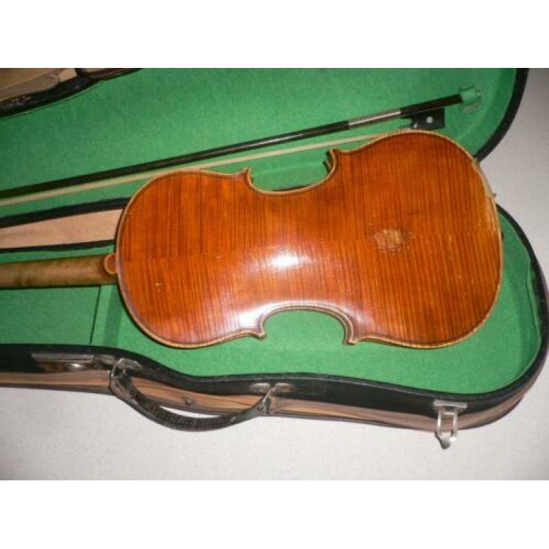 Mooie 4/4 Duitse Stradivarius-copy met kist en strijkstok.