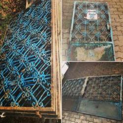 Oud brocante gesmeed ijzeren hekwerk tuinhek toegangspoort