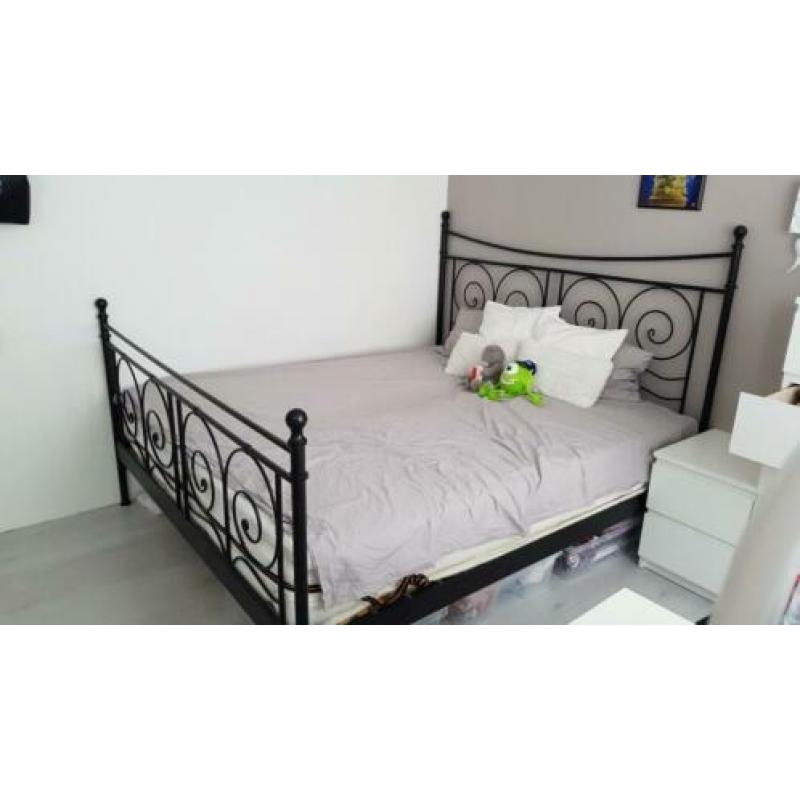 Twee persoons bed met 2 matrassen/ topdek