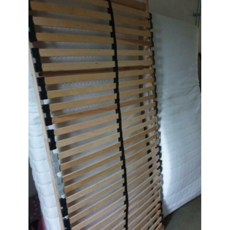 Twee persoons bed met 2 matrassen/ topdek