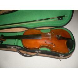 Mooie 4/4 Duitse Stradivarius-copy met kist en strijkstok.