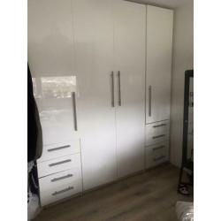 Een hoogglans witte kast van de Ikea ( Pax )