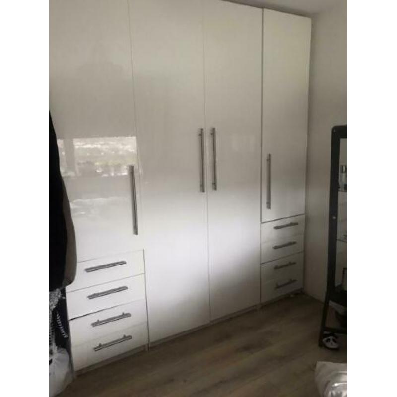 Een hoogglans witte kast van de Ikea ( Pax )