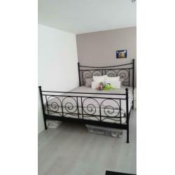 Twee persoons bed met 2 matrassen/ topdek