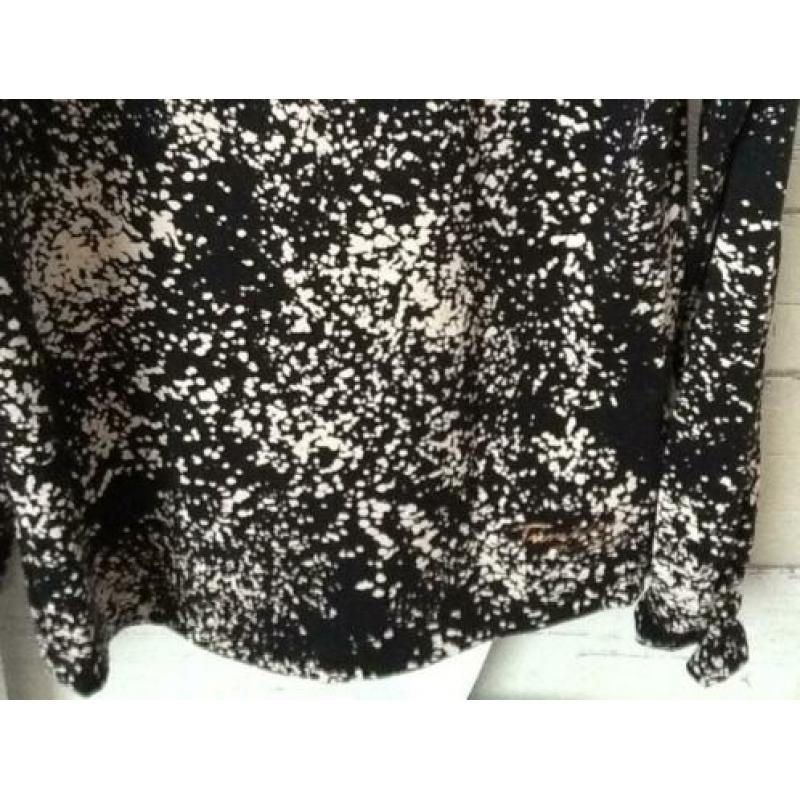 Tumble "N Dry Shirtje (zwart met printjes) mt. 116 (B27A)