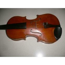 Mooie 4/4 Duitse Stradivarius-copy met kist en strijkstok.