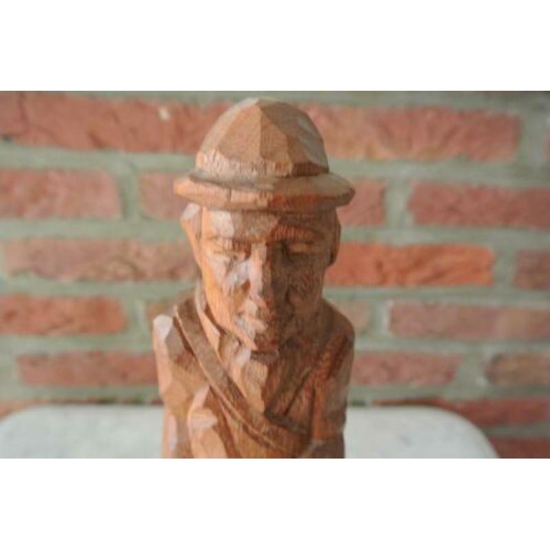 Uitgestoken Houten Beeld van Oudere Man Gesign.